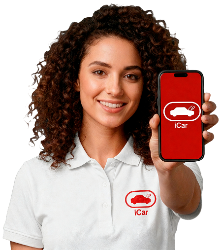 Atendente do iCar segurando smartphone com o aplicativo aberto